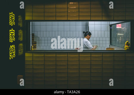 Der Küchenchef bereitet Essen in einem chinesischen Restaurant, Melbourne, Australien Stockfoto