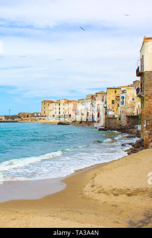 Alte traditionelle Häuser im Hafen von schönen sizilianischen Stadt Cefalu. Die Stadt an der Tyrrhenischen Küste befindet sich auf der wichtigsten Sehenswürdigkeiten in Italien. Stockfoto