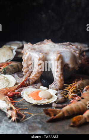 Sortiment von rohem Fisch und Meeresfrüchte Stockfoto