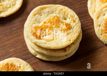 Hausgemachte russische Cocktail Blini Pfannkuchen in einem Stapel Stockfoto
