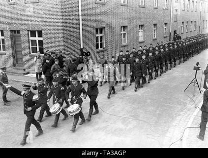 Mitglieder der Freiwilliger Arbeitsdienst Marching in ihren Uniformen und mit einem Band von Jávea in Zossen zu ihrer freiwilligen Arbeitslager in Kummersdorf (Undatiertes Foto). Stockfoto