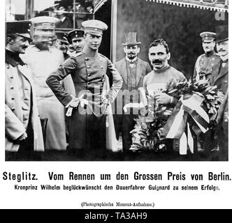 Wilhelm, Deutscher Kronprinz (vorn, Mitte) gratuliert Französische Radfahrer Paul Guignard Sieg bei den Berlin Grand Prix. Stockfoto