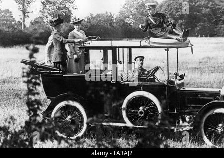 Queen Mary (stehend, 3. von links), die Ehefrau des englischen Königs George V, auf einem Rolls Royce. Stockfoto