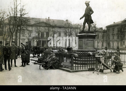 Regierung - loyale Soldaten sichern die Regierung Bezirk während der Unruhen im März. Hier Sie bewachen die Wilhelmsplatz mit Maschinengewehren. In der Mitte des Bildes ist die Bronzestatue von Fürst Leopold I. von Anhalt-Dessau. Stockfoto