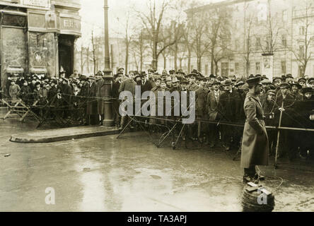 Der Reichstag von militanten Demonstranten während der Diskussionen über die Betriebsräte Handeln geschützt werden. Stockfoto