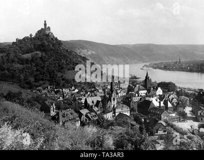 Alken mit Blick auf die Marksburg, die nur undistroyed Hill Burg am Mittelrhein und die Türme der Kirchen der evangelischen Kirche der Hl. Barbara und St. Mark's Church. Stockfoto