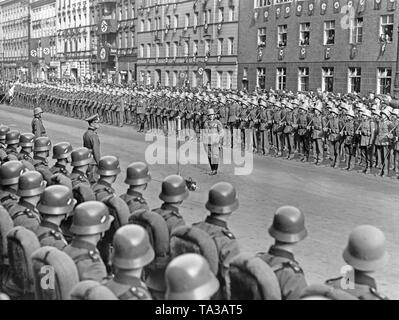 Die Wiener Bataillon am Abschied feiern von seinem Besuch in Berlin. Leutnant Wilhelm Ergert gibt Dank für den Aufenthalt. Auf der linken Seite, Major General Seiffert, der Kommandant von Berlin. Im Zuge der Annexion Österreichs an das Deutsche Reich, österreichische Soldaten Berlin besuchen. Im Vordergrund, Soldaten der Wachbataillon, auf der anderen Seite der Straße befindet sich das Wiener. Stockfoto