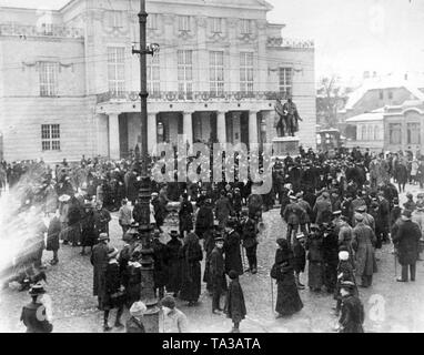 Eine Masse von Menschen wartet vor dem Deutschen Nationaltheater Weimar, wo die verfassunggebende Versammlung des Deutschen Reiches ein Treffen statt. Vor dem Nationaltheater steht der Schiller-Goethe Denkmal. Stockfoto