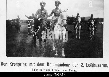 Der Kommandant der 2. Leibhusaren Regiment, edler Herr und Freiherr von Plotho (links), mit dem Befehlshaber der 1. Leibhusaren Regiment Kronprinz Wilhelm von Preußen (rechts). Stockfoto