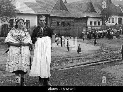 Ein slowakischer Brautpaar in Spis. Viele Karpaten Deutsche leben in der Slowakischen region Spis. Stockfoto