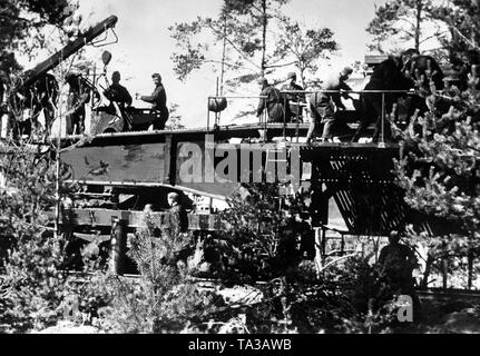 Deutsche Soldaten auf einer Bahn Gewehr 28-cm-Kanone 5 (E), mit denen Sie Feuer an der umgebenen Stadt. Foto der Propaganda Firma (PK): SS Kriegsberichterstatter Raudies. Stockfoto