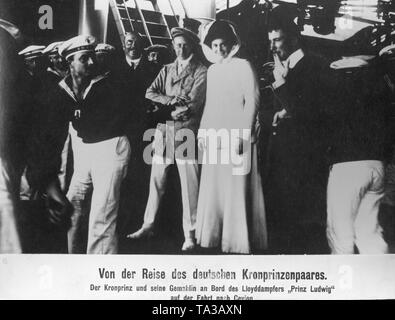 Kronprinz Wilhelm von Preußen (Mitte, im zivilen Bereich) und Kronprinzessin Cecilie von Mecklenburg (Mitte) an Bord der Lloyd Dampfer "Prinz Ludwig" auf dem Weg nach Ceylon (heute Sri Lanka). Stockfoto