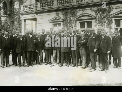 Die Teilnehmer der ersten Sitzung des Verfassungsausschusses des Laenderkonferenz (Konferenz der Staaten) im Freien für ein Gruppenfoto versammelt. Unter den Anwesenden waren: erste Zeile: der Bürgermeister von Hamburg Carl Wilhelm Petersen (6. von rechts), direkt neben dem Thüringer Minister Präsident Richard Leutheusser-schnarrenberger, Reichsminister der Justiz Oskar Hergt, Bayerischer Ministerpräsident Heinrich gehalten, Finanzminister Heinrich Koehler, Innenminister Walter von keudell und der Bayerische Staatsminister Karl Stuetzel. 11. Von links: der Preußischen Ministerialdirektor Arnold Stockfoto