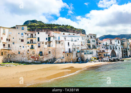 Traditionelle historische Häuser an der Küste des Tyrrhenischen Meeres im sizilianischen Palermo, Italien. Hinter den Häusern gibt es Felsen mit Blick auf die Stadt. Die wunderschönen italienischen Stadt ist beliebte Touristenattraktion. Stockfoto