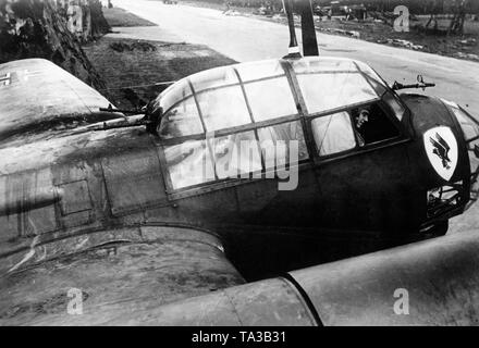 Flugzeuge der 1. Gruppe das Jagdgeschwader 30 der Luftwaffe. Auch bekannt als "Adler-Geschwader' nach der Abzeichen, die Fallender Adler auf weißem Hintergrund, hier auf einer Junkers Ju 88 gesehen. Foto: kriegsberichterstatter Sessler. Stockfoto