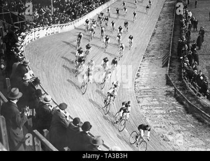 Blick auf die Spur und der Betrachter steht in der Berlin Arena Ruett auf dem laienhaften Sprint Rennen 'Die Deutsche Meile' am 1. April 1930. Stockfoto