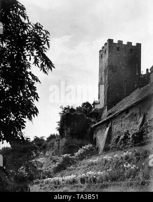 Blick auf die Runde weg mit dem Turm der "Gneisenau Burg Sommerschenburg in Sommersdorf, Preußen. Vor 1945 wurde die Burg von den Nachkommen von Feldmarschall August Wilhelm Antonius Graf Neidhardt von Gneisenau. Stockfoto