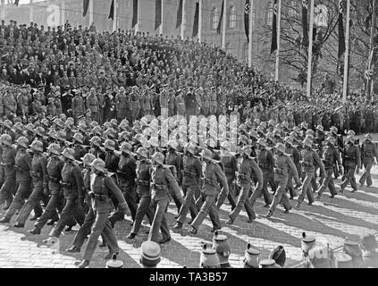 Österreichische Soldaten März vor dem nationalsozialistischen Diktator Adolf Hitler. Die Parade findet anlässlich des dritten Jahrestages der Anschluss Österreichs an das Dritte Reich. Stockfoto