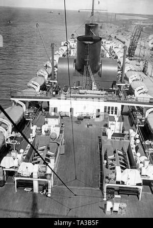 Das obere Deck mit Schornsteinen und Rettungsboote des Dampfschiffes "Bremen" kurz vor der Jungfernfahrt nach New York. Stockfoto