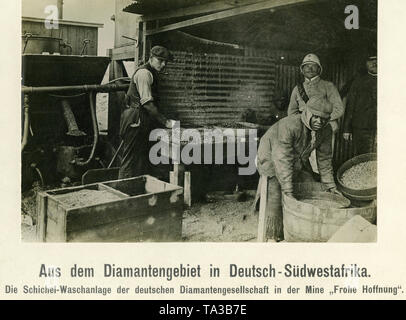 Das Foto zeigt die Arbeiter das Panning für Diamanten in der 'frohe Hoffnung" Mine des Deutschen Diamantengesellschaft ('Deutsche Diamant Unternehmen"). Stockfoto