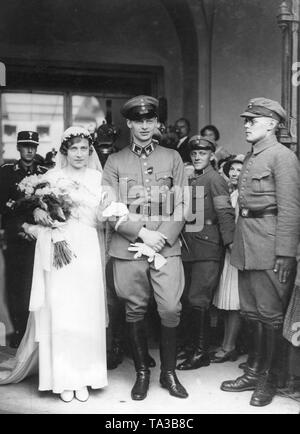 Die Braut und der Bräutigam die Kirche verlassen. Auf dem Vorplatz der Kirche haben die Mitglieder des Stahlhelm. Stockfoto