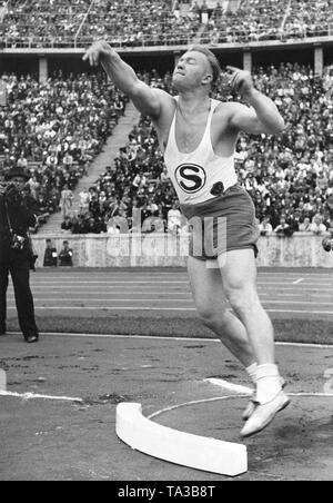 Hans Otto Woellke, ein Deutscher Athlet, der vor allem im Kugelstoßen konkurriert, gewann die Goldmedaille im Schoß der Männer Wettbewerb bei den Olympischen Sommerspielen 1936 in Berlin, Deutschland. Stockfoto