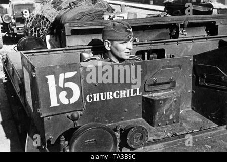 Eine Luftwaffe Soldat in einem britischen Bren Carrier "Churchill" am Strand von La Panne in der Nähe von Dünkirchen. Foto: Pfitzner. Stockfoto