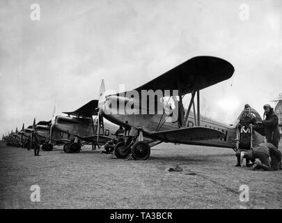 Das Bild zeigt Kampfflugzeugen der Deutschen Luftwaffe an einem Flughafen, sind diese Flugzeuge vom Typ Arado Ar 65, ein doppeldecker als Jagdflugzeug entwickelt wurde. Die Modelle der Serie wurden in großem Umfang die Luftwaffe (1935 gegründet) der Wehrmacht eingeführt. Stockfoto