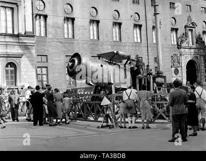 Französische Flugzeuge sind vor der Residenz am Odeonsplatz in München in der Residenzstraße angezeigt, nachdem die militärische Kampagne in Frankreich. Hier, ein französisches Kampfflugzeug. Im Hintergrund, der Residenz. Stockfoto