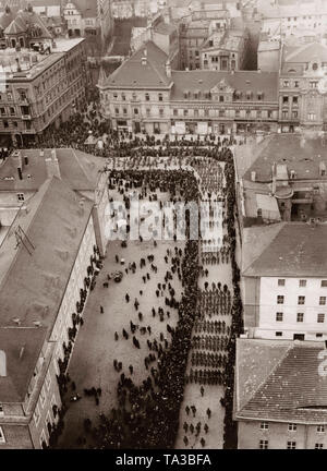 In Magdeburg mehr als hunderttausend Mitglieder feierte den ersten Jahrestag der Gründung des Reiches Organisation. Unter anderem eine Parade durch die Straßen der Stadt abgehalten wurde, bevor Oberpraesident Otto Hoersig. Stockfoto