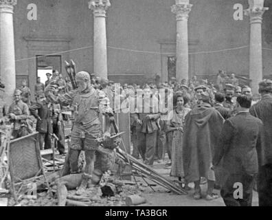 Spanische Soldaten besuchen, die Terrasse des befreiten Alcazar von Toledo nach seiner Eroberung am 26. September 1936. Unten, die Rückseite der Statue von König Karl V. (Carlos V, Habsburg, 1500 bis 1558). Stockfoto