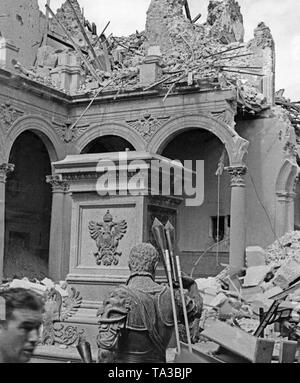 Spanische Soldaten besuchen, die Terrasse des befreiten Alcazar von Toledo nach seiner Eroberung am 26. September 1936. Unten, die Rückseite der Statue von König Karl V. (Carlos V, Habsburg, 1500 bis 1558), hinter, Sockel. Stockfoto