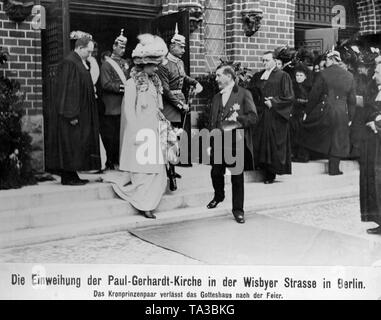 Der Kronprinz Paar, Kronprinzessin Cecilie von Mecklenburg (2. von links) und Kronprinz Wilhelm (3. von links) Verlassen der Kirche auf Wisbyer Straße nach der festlichen Service. Stockfoto