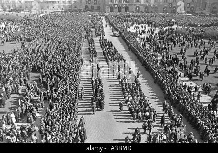 Feierlichkeiten anlässlich der Annexion Österreichs an das Deutsche Reich auf dem Heldenplatz in Wien. Stockfoto