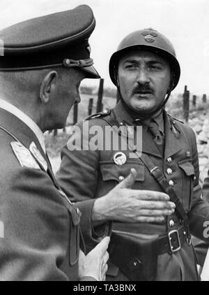 Der französische Kapitän Emy (rechts), beschreibt die Deutsche Luftwaffe Allgemein Zander die Bombardierung von stukas nach einem Angriff auf ein Werk der Maginot-Linie. Stockfoto