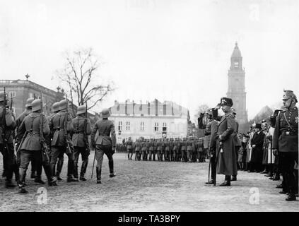 Anlässlich der Heldengedenktag (Tag des Gedenkens an die Helden), der Potsdamer Garnison märsche vor generalleutnant Feige (links) und der Deutsche Kronprinz Wilhelm von Preußen (rechts in einem husar Uniform) im Lustgarten. Stockfoto