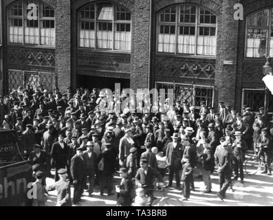 Hunderte von Arbeitslosen vor dem Arbeitsamt im Hamburger Hafen, die Herde in die Straße nach Ladenschluss. Stockfoto