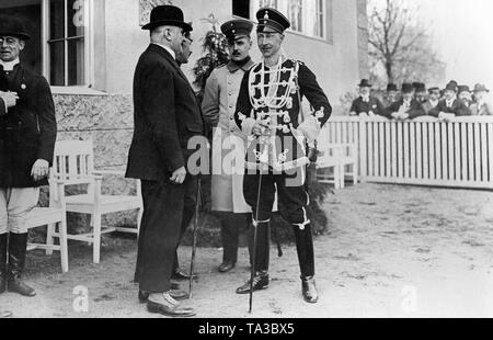 Kronprinz Wilhelm (rechts) in der Uniform der Totenkopfhusaren (1. Leib-Husaren-Regiment Nr. 1) aus Danzig als Zuschauer bei einem Pferderennen. Stockfoto