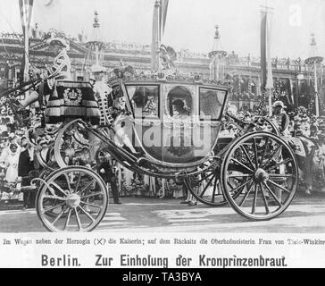 Kronprinzessin Cecilie (rechts hinten) Antriebe durch Berlin zusammen mit ihrer Schwiegermutter (vorne rechts), Kaiserin Auguste Viktoria von Preußen, und die Herrin der Roben Ms von Tiele-Winkler (links). Hier hört die Rede von der Berliner Bürgermeister Kirschner am Pariser Platz aus dem Schlitten. Stockfoto