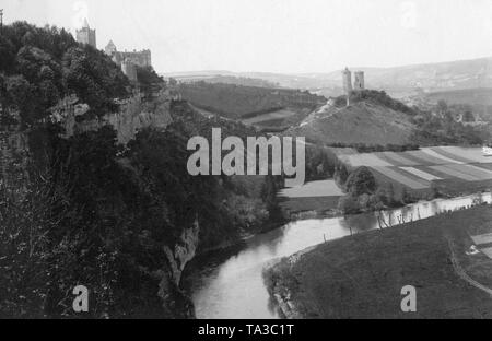 Blick auf den Hügel Burg Rudelsburg, im Hintergrund rechts das Schloss Saaleck in der Nähe von Bad Koesen, Preußen ruinieren. Stockfoto