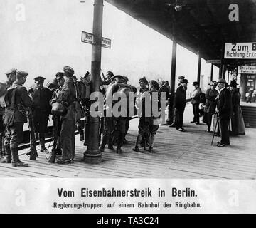 Im Laufe der massenstreiks während der Berliner Maerzkaempfe (März kämpft), ein großer Teil des öffentlichen Lebens stürzte in mehrere Viertel der Hauptstadt. Freikorps Warten auf einen Zug in Berlin-Friedrichshain. Stockfoto