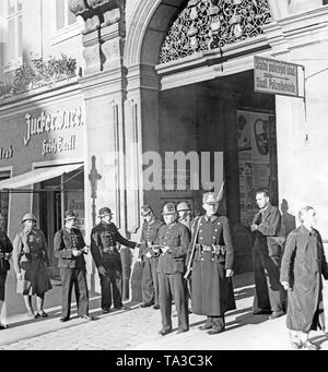 Haupteingang der Polizei in Cheb. Vor dem Haupteingang, Sudetendeutsche Polizisten und Soldaten. Nach dem Münchener Abkommen im Oktober 1938, in der Tschechoslowakei hatten die Sudetendeutschen Gebiete an das Deutsche Reich abtreten. Stockfoto