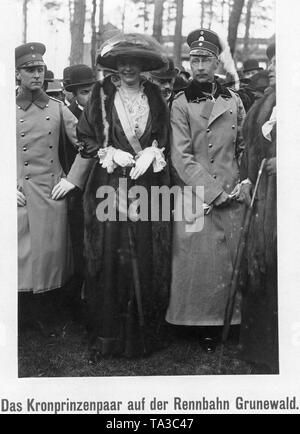 Kronprinzessin Cecilie (links) zusammen mit ihrem Mann Kronprinz Wilhelm von Preußen (rechts) auf der Pferderennbahn in Berlin-Grunewald. Stockfoto