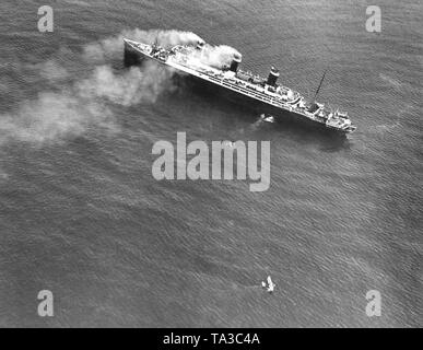 Das amerikanische Passagierschiff "Leviathan", dem früheren "Vaterland" fällt der Moderator Robert Ripley im Ruderboot etwa 50 Meilen von New York. Ripley flog die verbleibende Distanz mit einem Wasserflugzeug (unten rechts im Bild). Stockfoto