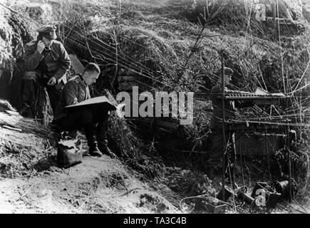 Post-Befehl der Wehrmacht während des Betriebs Typhoon Anfang Oktober 1941. Das Ziel dieser Operation war die Eroberung von Moskau. Das Bild zeigt Radio Kabel zwischen allgemeinen Personal auf der Vorderseite. Im Bild zwei Offiziere Links. Foto: Krieg Reporter Sepp Jaeger. Stockfoto