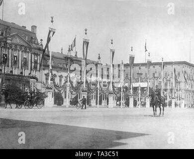 Das Potsdamer Stadtschloss war festlich mit Blumen Girlanden und Fahnen anlässlich der Hochzeit von Kronprinz Wilhelm von Preußen mit seinem Verlobten Herzogin Cecilie von Mecklenburg eingerichtet. Stockfoto