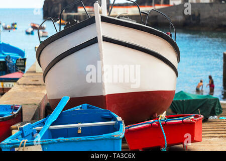 Die Boote der Fischer, die großen und die beiden Kleinen sind an Land bei Ebbe gezogen Stockfoto
