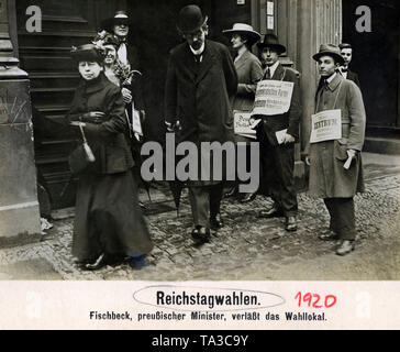 Otto Fischbeck, preußischer Minister, Verlassen des Wahllokals. Auf der rechten und linken Vertreter der Parteien. Einen Einfluss war noch vor der Abstimmung zu dieser Zeit erlaubt. Von links nach rechts: Vertreter der Deutschen Volkspartei (DVP), SPD und Zentrum. Stockfoto