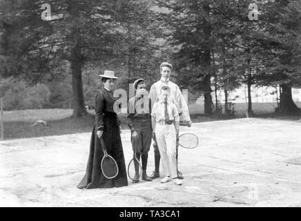 Kronprinz Wilhelm mit Mitgliedern des Bayerischen königlichen Familie Tennis spielen. Von links nach rechts: Herzogin Maria Jose in Bayern (Ehefrau von Herzog Karl Theodor in Bayern, b Links. Prinzessin von Portugal), ihr Sohn Franz Josef in Bayern und seinem Cousin, Luitpold in Bayern und Kronprinz Wilhelm von Preußen. Stockfoto