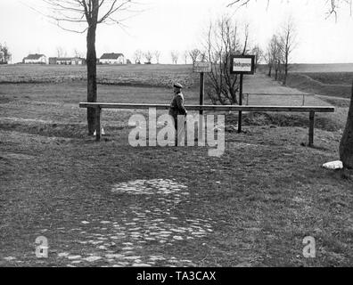 Nach dem Vertrag von Versailles, die neue Grenze zwischen Polen und dem Deutschen Reich an der Ostpreußischen Dorf Bischofswerder gebaut wurde. Hier ein grenzpolizist in Uniform ist auf der Hut an der Schranke auf der deutschen Seite. Stockfoto